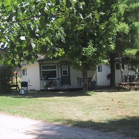Colonial Bay Motel And Cottages Huntsville Exterior photo