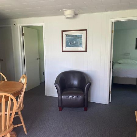 Colonial Bay Motel And Cottages Huntsville Exterior photo