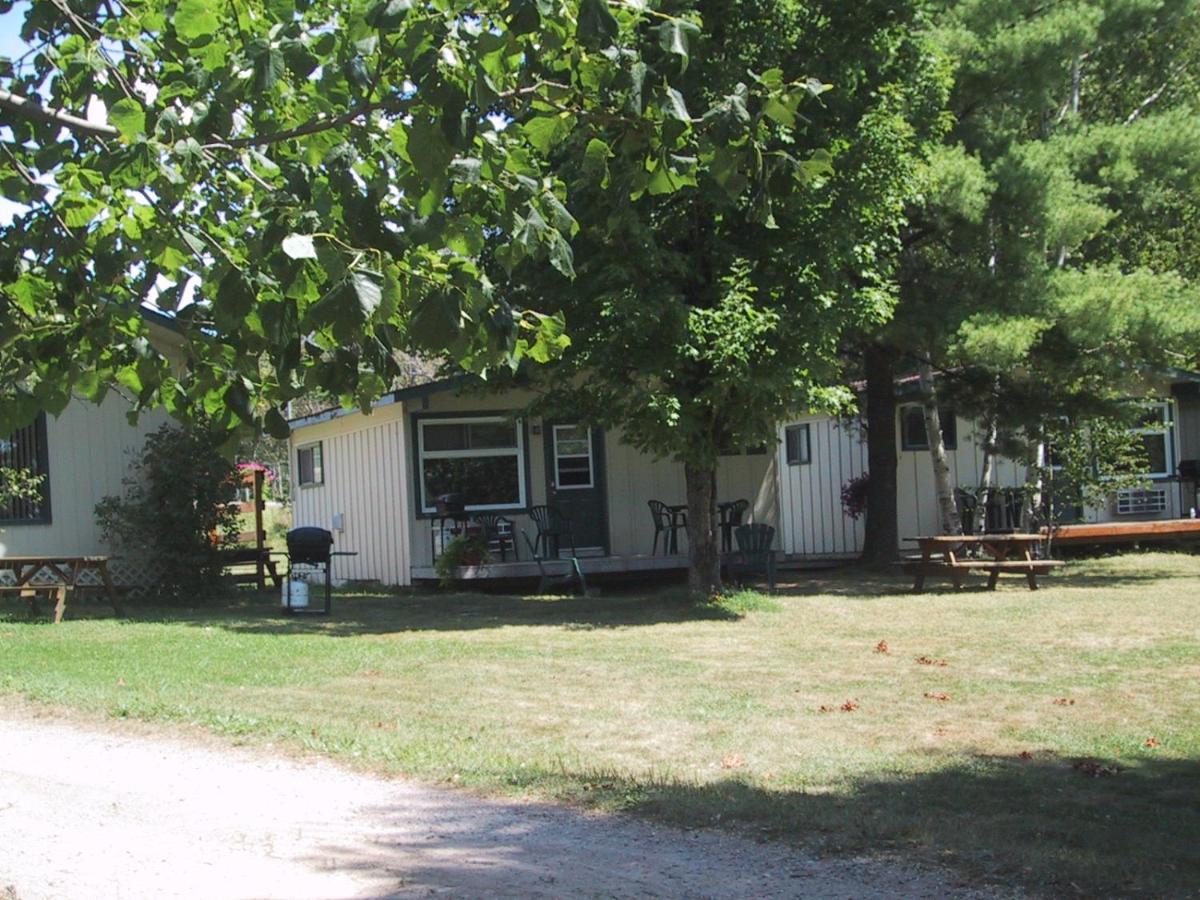 Colonial Bay Motel And Cottages Huntsville Exterior photo