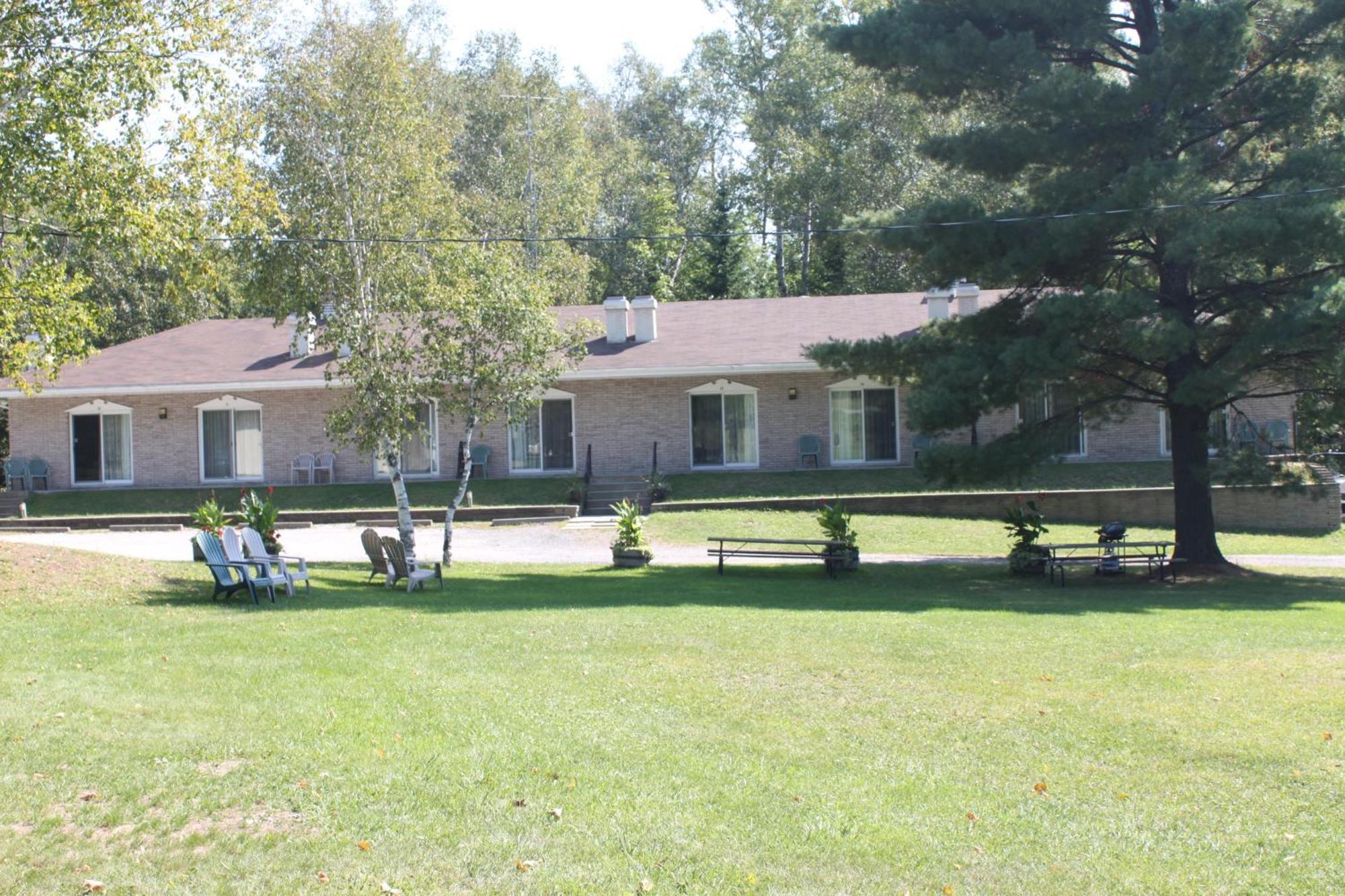 Colonial Bay Motel And Cottages Huntsville Exterior photo
