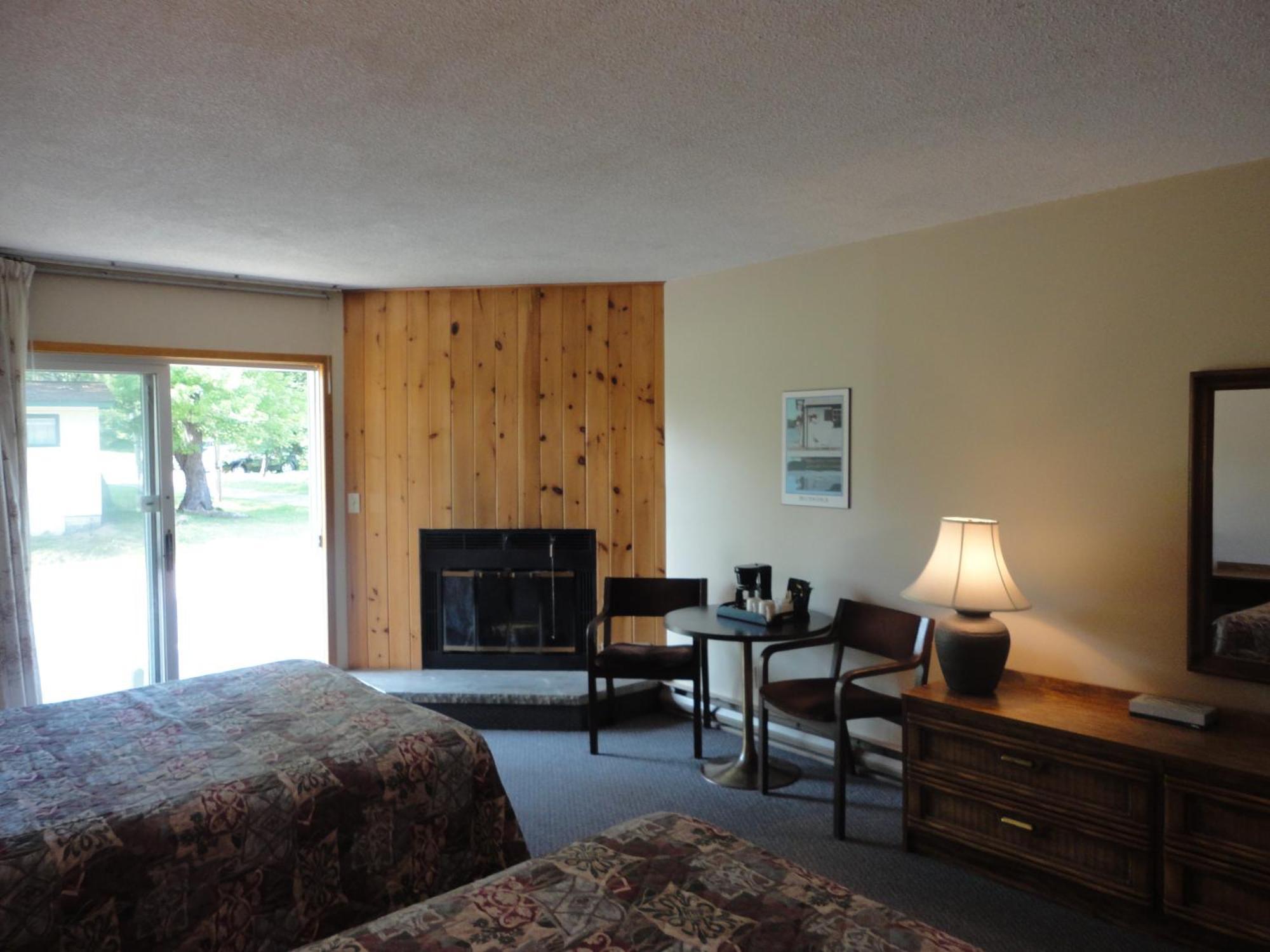 Colonial Bay Motel And Cottages Huntsville Exterior photo